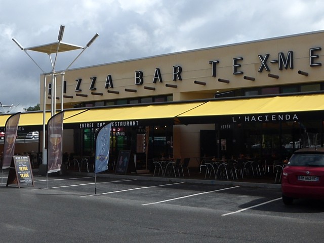 Pizza Bar Tex Mex L'Hacienda  Pizzeria l'Hacienda terrasse et parking pour bus et moto